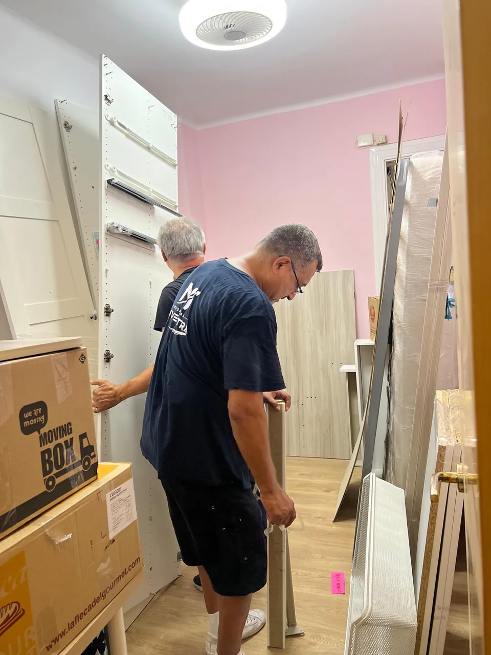 Inicio Operarios de Moventra preparando y desmontando mobiliario para una mudanza