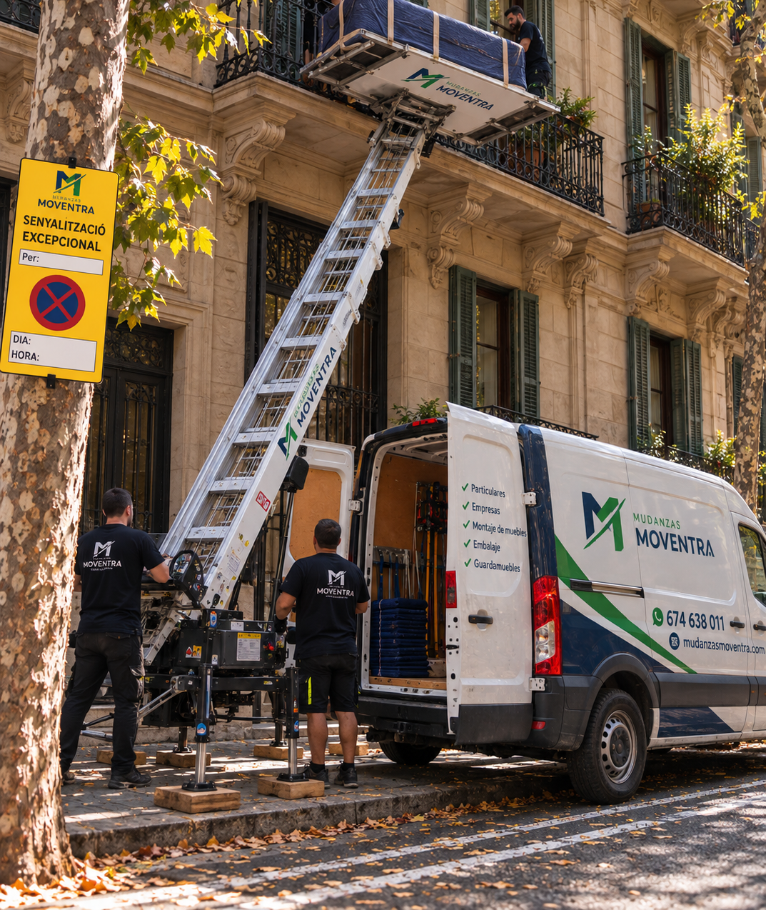 Operarios de Moventra con elevador de muebles y furgoneta durante una mudanza