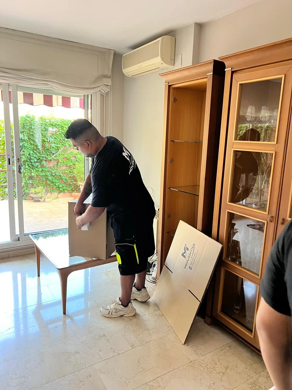 Operario preparando una caja junto al mobiliario