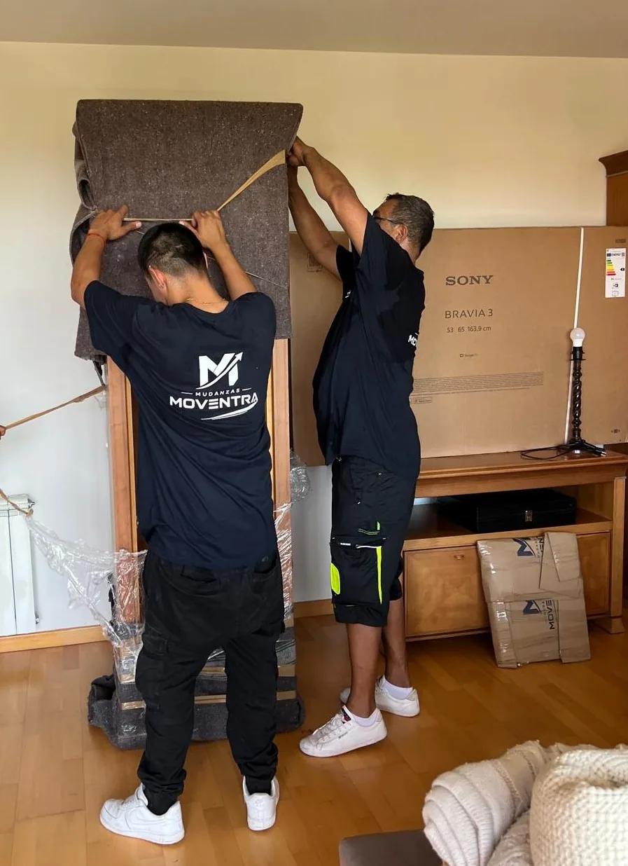 Equipo de Moventra protegiendo un mueble antes del traslado