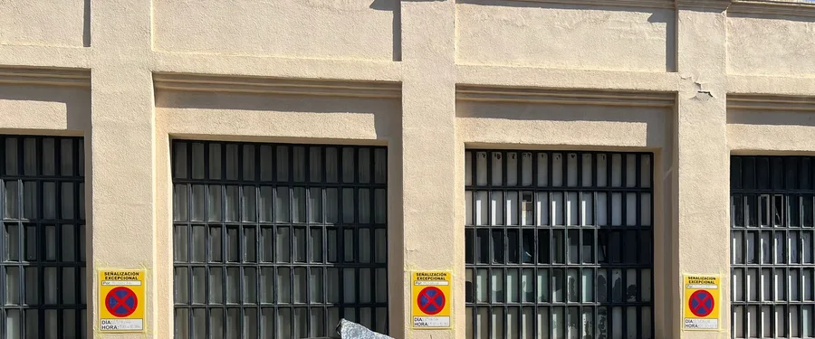 Zona reservada con múltiples señales de señalización excepcional por mudanza