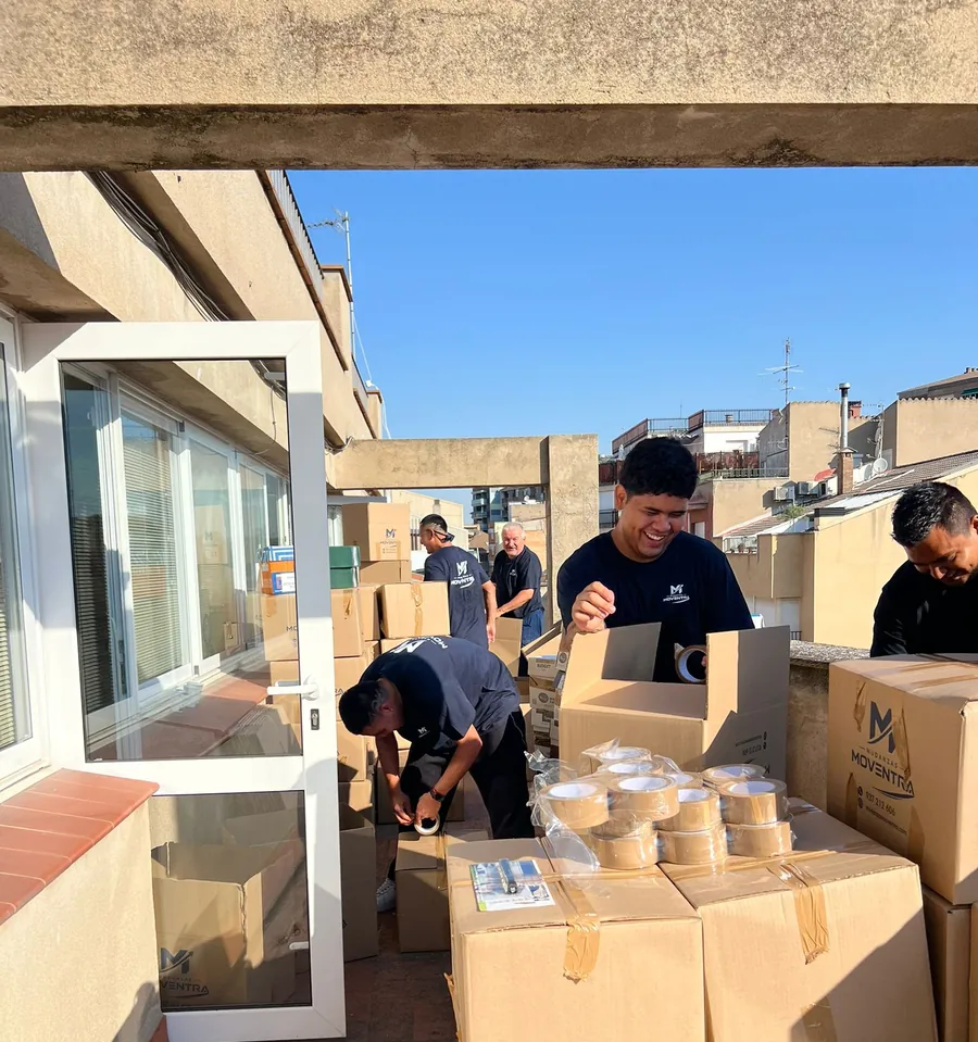 Equipo de Mudanzas Moventra preparando cajas para una mudanza