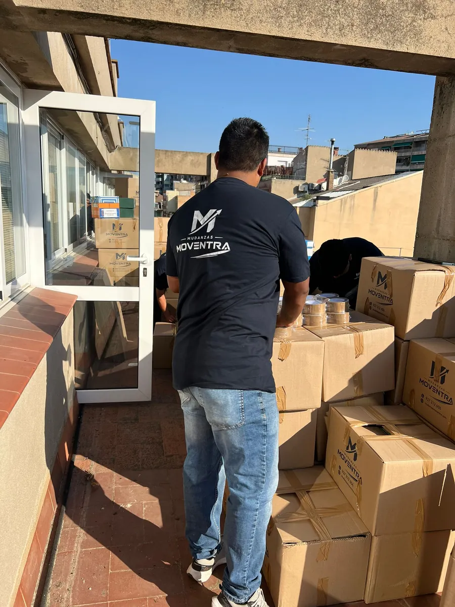 Operario de Mudanzas Moventra organizando cajas rotuladas